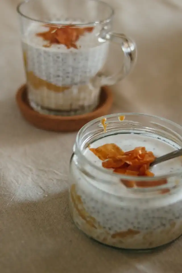 Selbstgemachtes Safran-Vanille-Chia-Pudding, ein nahrhaftes ayurvedisches Dessert mit glatter Textur und natürlichem Aroma.